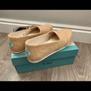 TOMS NWT SIZE 6.5W WOMEN OR 4.5 YOUTH